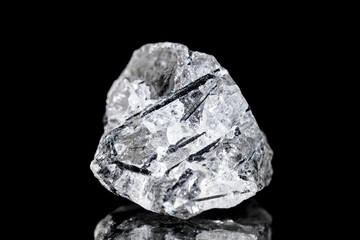 Turmalin im Bergkristall Rohstein vor Hintergrund schwarz, Mineralien und Heilsteine
