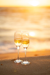 ビーチとワイングラス