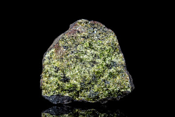 Epidot Rohstein in grün vor Hintergrund schwarz, Mineralien und Heilsteine