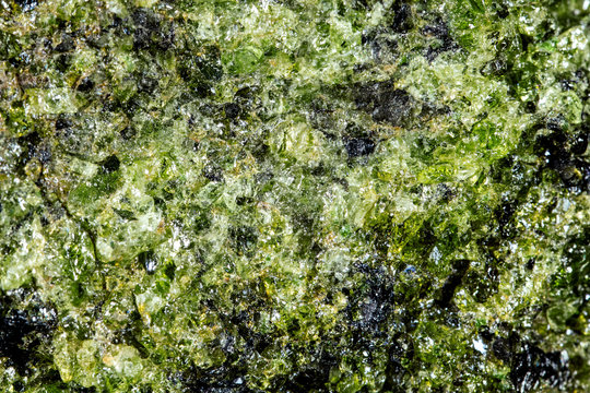 Hintergrund Epidot in gr&uuml;n oder Pistazit, Makro Nahaufnahme Mineralien und Heilsteine