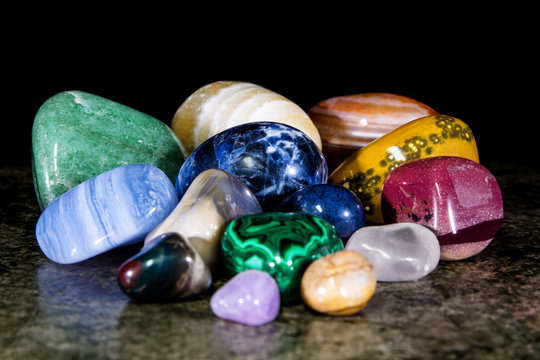 Sammlung an verschiedenen Mineralien und Edelsteinen getrommelt, Heilsteine und Schmucksteine