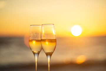 ビーチとワイングラス