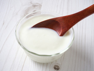 テーブルに置かれたヨーグルト