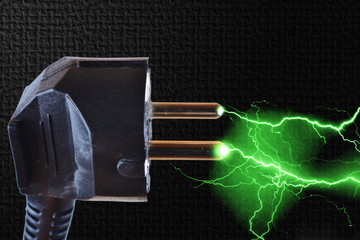 Stromstecker mit grünen Blitzen