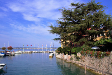 Obraz premium porto a sirmione in italia, port in sirmione village in italy 