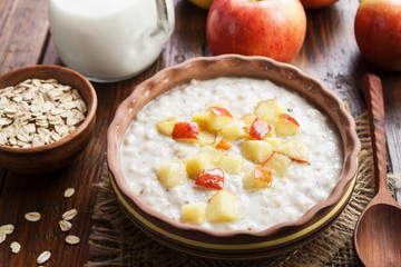 Oatmeal with caramelized apples