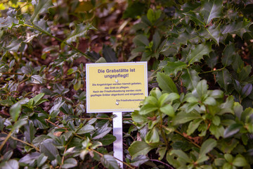Hinweis auf dem Grab 