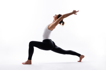 Poses de yoga sur fond blanc, espace de copie