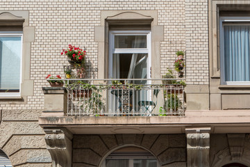 Fototapeta na wymiar small balcony with chairs and tables and balcony plants
