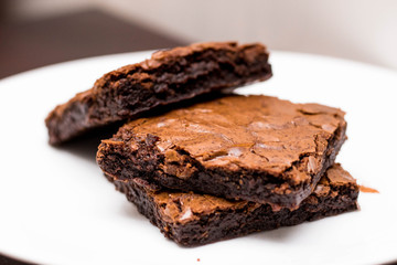 brownies un plato blanco