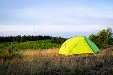 Wild Campen im Sauerland, Naturerlebnis. Grünes Zelt auf einer Wiese in den Bergen des Sauerlands,...