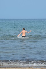 Kind beim Baden im Meer