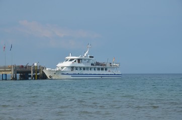 Schiff legt an der Seebrücke an - Ostseeküste in Dahme