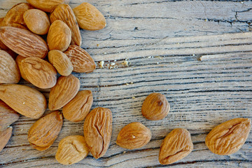 Mandeln auf Holz