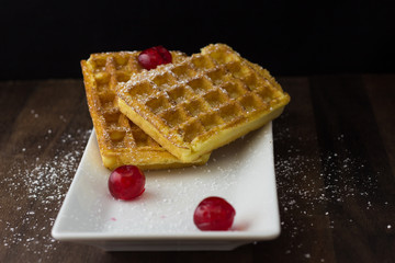 Waffeln mit Kirschen