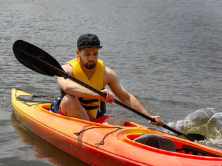 Obraz premium mężczyzna na rzece latem podczas zawodów