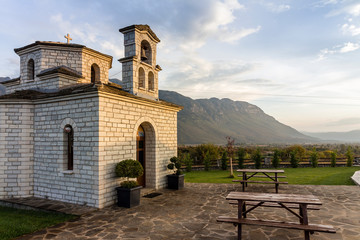 Kleine griechische Kapelle im Epirus-Gebirge - 281503994