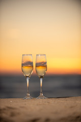 ビーチとワイングラス