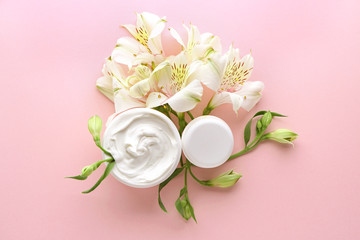 Obraz na płótnie Canvas Natural cream with flowers on color background
