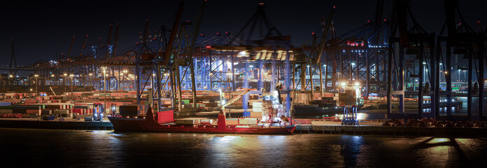 Panorama eines Containerterminals im Hafen von Hamburg bei Nacht