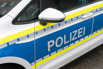 Polizeiauto mit der Aufschrift Polizei © Ronald Rampsch
