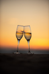 ビーチとワイングラス