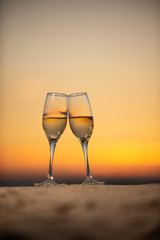 ビーチとワイングラス