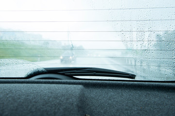 Reise im Auto bei Regen, Blick aus dem Rückfenster