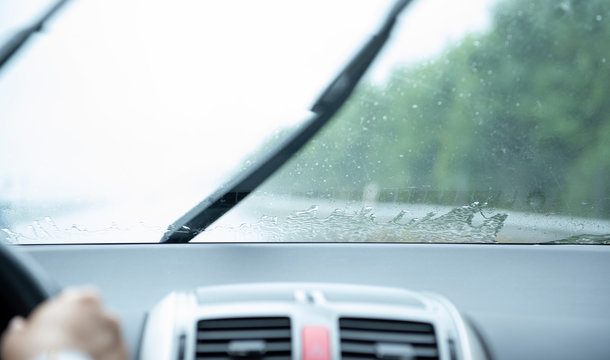 Autofahrt bei Regen, Blick durch die Frontscheibe