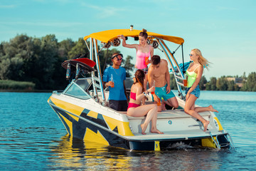 Obraz premium Smiling young people with bottles of soft drinks