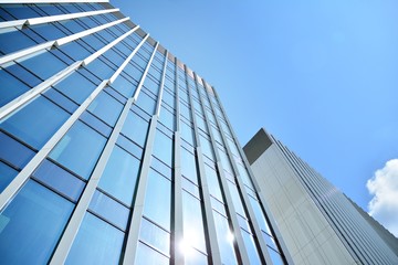 Obraz na płótnie Canvas modern office building with blue sky and clouds
