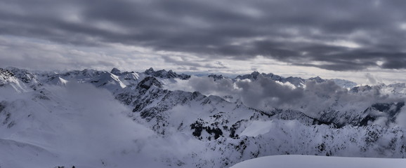 Obraz premium Aussicht vom Allgäuer Nebelhorn auf die umliegenden Berge
