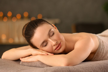 Obraz na płótnie Canvas Beautiful young woman relaxing in spa salon