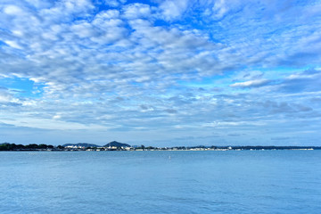  The sea and the beautiful sky, the sun is falling Is a beautiful atmosphere