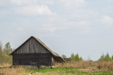 Obraz premium Old wooden house in the countryside. the house stands alone in the field