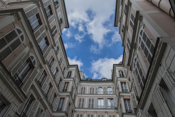 Fototapeta na wymiar Traditional building in the center of Paris