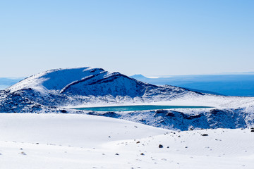 Fototapeta na wymiar Tongariro Alpine Crossing .emerald lake, new zealand. snowy mountain with lake