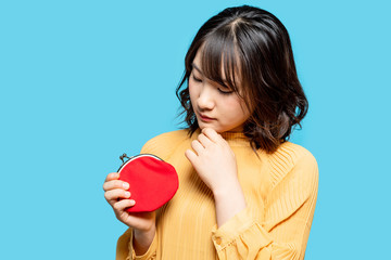 財布を持つ女性