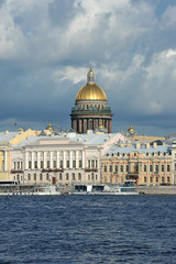 Fototapeta na wymiar view of the Neva and St. Isaac's Cathedral in St. Petersburg