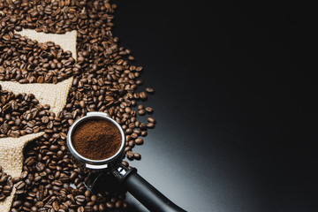 Naklejka premium Portafilter coffee with beans on black background with copy space