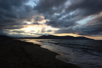 Obraz premium sonnenuntergang in georgioupolis auf kreta, griechenland
