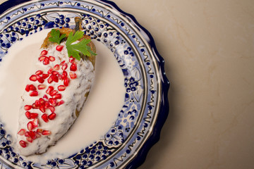 Chile en nogada platillo t&iacute;pico de Puebla M&eacute;xico servido en plato de talavera