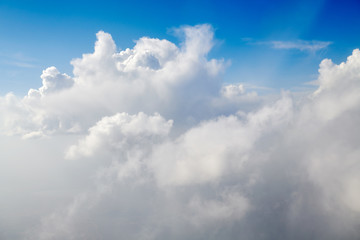 Take aerial photos of the sea of clouds on the plane.