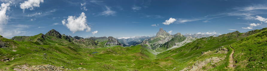 Fototapeta na wymiar Bergpanorama Pyrenäen Nationalpark Sommer
