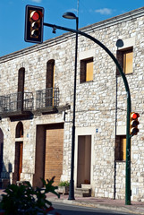 semáforo situado en Belltall, Lérida (España), en la carretera que atraviesa el pueblo y que...