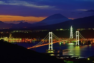 室蘭港越しに見た白鳥大橋と夕焼けに染まる羊蹄山のコラボ情景＠北海道