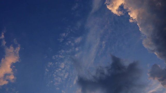 Wolken Bewegung hinter blauen Himmel