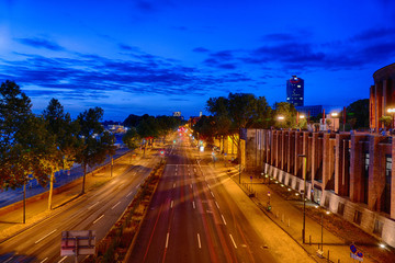 Uferstraße am Rheinufer in Düesseldorf bei Nacht