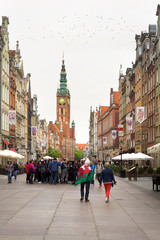 Fototapeta na wymiar Stone streets and tourists Gdansk