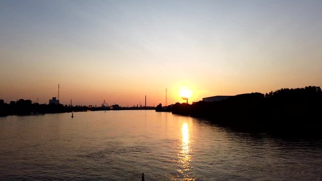 Zeitraffer eines Sonnenuntergangs an der S&uuml;derelbe 